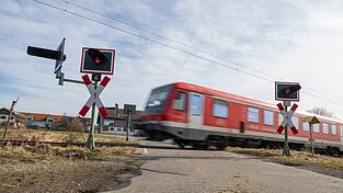 Zwangspause für die Züge der Südostbayernbahn: In den Osterferien müssen die Menschen auf der Strecke zwischen Mühldorf und München auf Ersatzbusse umsteigen. (Symbolbild) Zwangspause für die Züge der Südostbayernbahn: In den Osterferien müssen die Menschen auf der Strecke zwischen Mühldorf und München auf Ersatzbusse umsteigen. (Symbolbild)