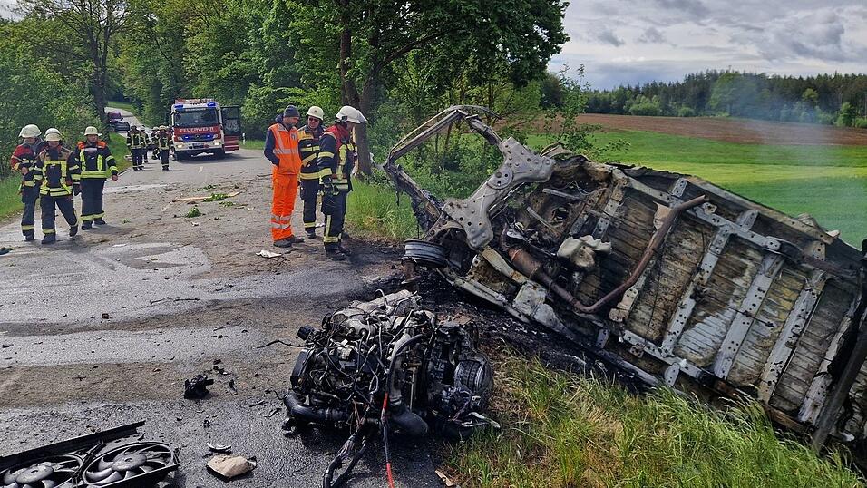 Der Kleintransporter brannte vollständig aus. Der Kleintransporter brannte vollständig aus.