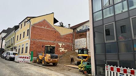 Die Baulücke an der Metzstraße: Wolfgang Bergmann plant hier ein Mehrparteienhaus mit sieben Wohnungen. Die Baulücke an der Metzstraße: Wolfgang Bergmann plant hier ein Mehrparteienhaus mit sieben Wohnungen.