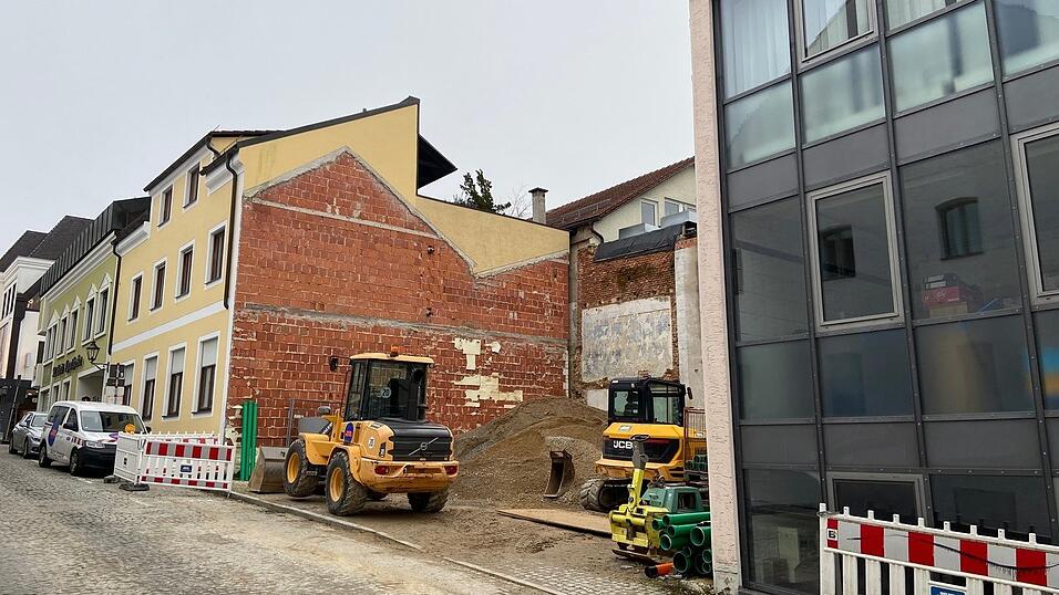 Die Baulücke an der Metzstraße: Wolfgang Bergmann plant hier ein Mehrparteienhaus mit sieben Wohnungen. Die Baulücke an der Metzstraße: Wolfgang Bergmann plant hier ein Mehrparteienhaus mit sieben Wohnungen.