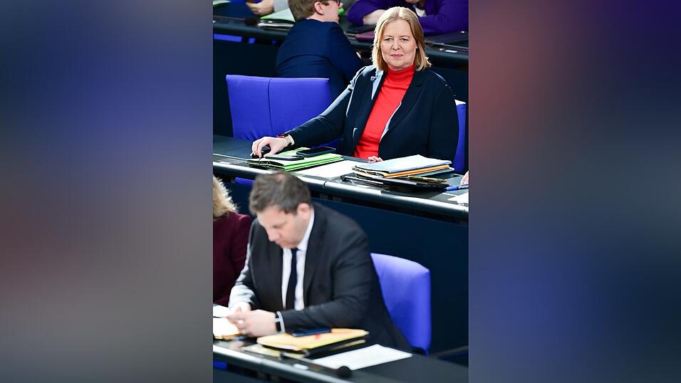 Arbeitsministerin B&auml;rbel Bas h&ouml;rt - hinter Finanzminister Lars Klingbeil (beide SPD) - bei der Debatte zu ihrer B&uuml;rgergeld-Reform zu.