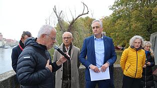 Richard Weidmüller (von links) verdeutlichte, wie sehr sich Bewohner des Unteren Wöhrd den geplanten vollumfänglichen Hochwasserschutz wünschen. Franz Kastenmaier vom Tiefbauamt und Thomas Burger verteidigten die geplanten Maßnahmen. Helene Sigloch hörte zu. Richard Weidmüller (von links) verdeutlichte, wie sehr sich Bewohner des Unteren Wöhrd den geplanten vollumfänglichen Hochwasserschutz wünschen. Franz Kastenmaier vom Tiefbauamt und Thomas Burger verteidigten die geplanten Maßnahmen. Helene Sigloch hörte zu.