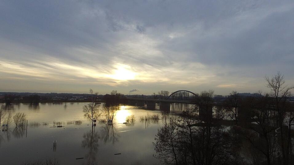 In Deggendorf ist die Lage am Sonntag noch angespannt.