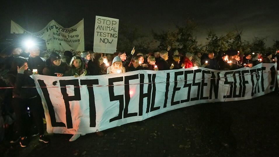 Die Ver&ouml;ffentlichung des Undercover-Videos f&uuml;hrte zu w&uuml;tenden Protesten vor dem 'LPT' nahe Hamburg.