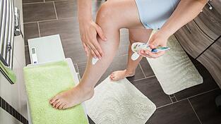 Es ist ratsam, an den Unterschenkeln regelm&auml;&szlig;ig Feuchtigkeitscreme zu verwenden.