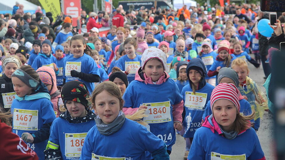 Nasskaltes Aprilwetter lässt die jungen Straubinger Läufer kalt.