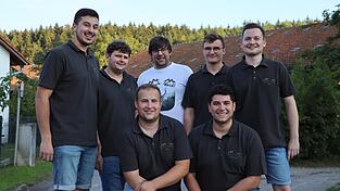 David Geng, Florian Hornauer, Markus Roppelt, Andreas Hornauer, Tobias Ebner (hinten von links), Bandleader Max Höcherl und Christoph Hornauer (vorne von links) sind zusammen Boarisch Wuid!