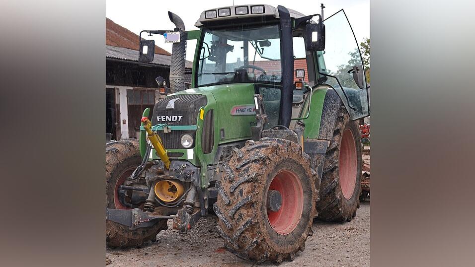 ... als dieser Traktor &uuml;ber das Auto rollte.