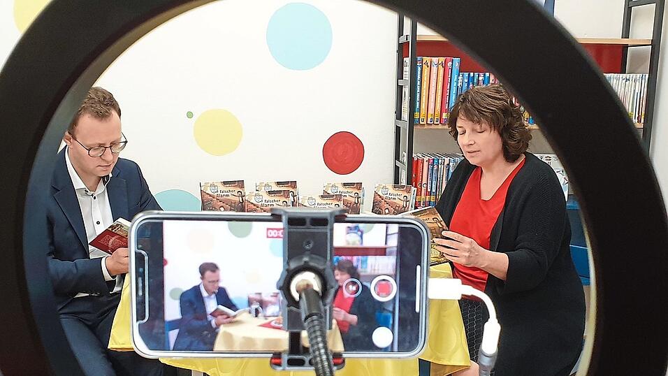 Ruth Müller und Florian Hölzl stellen das Vorlese-Video heute online.