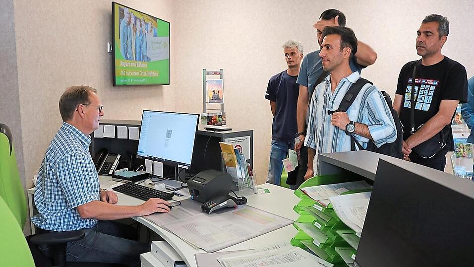 Der Andrang in der Mobilitätszentrale ist groß. Nur hier gibt es den QR-Code des 49-Euro-Tickets auf Papier ausgedruckt. Der Andrang in der Mobilitätszentrale ist groß. Nur hier gibt es den QR-Code des 49-Euro-Tickets auf Papier ausgedruckt.