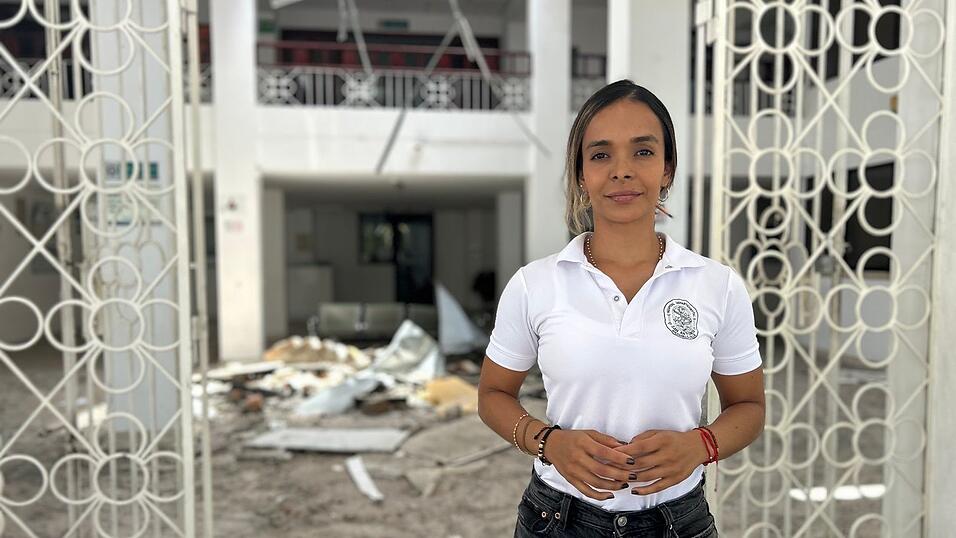 Sprecherin Manuela Hernández Vargas steht vor dem schwer beschädigten Krankenhaus in Roldanillo. Sprecherin Manuela Hernández Vargas steht vor dem schwer beschädigten Krankenhaus in Roldanillo.