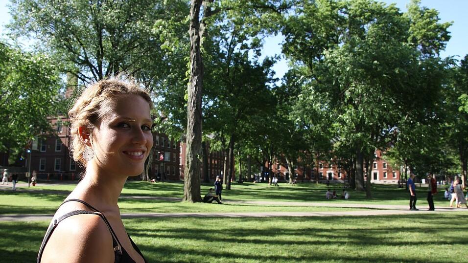 Sophia im Park der Harvard University in Boston.