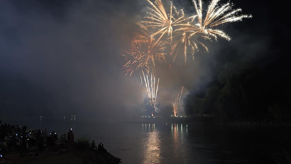Mit einem bunten Feuerwerk wird die Lampionfahrt 2022 gefeiert.
