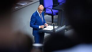 Kurz vor der Sommerpause gibt der Kanzler noch einmal eine Regierungserklärung ab. Kurz vor der Sommerpause gibt der Kanzler noch einmal eine Regierungserklärung ab.