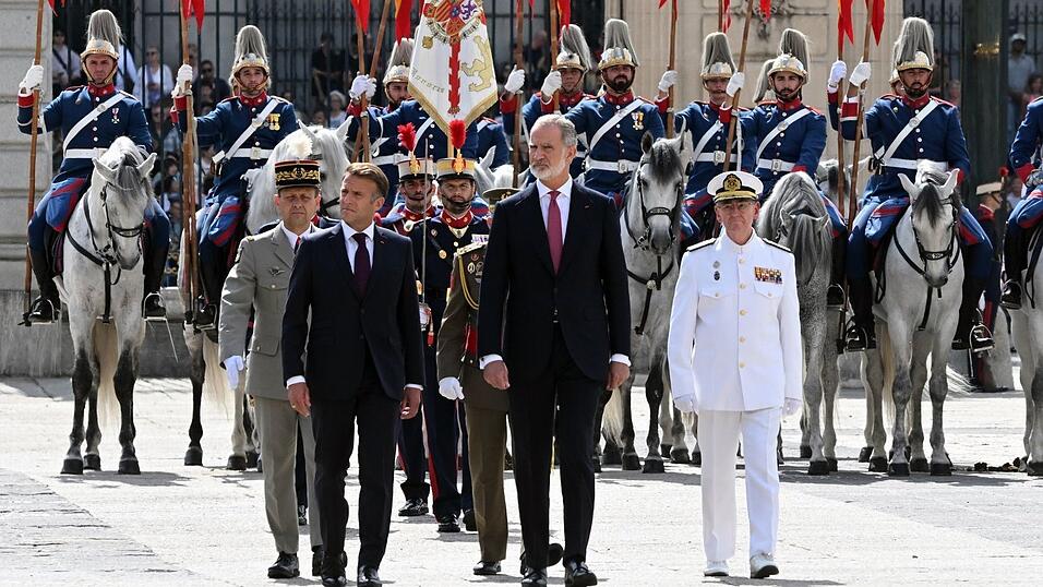 Macron wurde in Madrid mit milit&auml;rischen Ehren empfangen.
