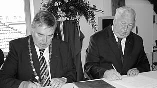 Im Sommer 2010 unterzeichneten Istvan Kovacs (rechts) und Anton Rothfischer den Partnerschaftsvertrag zwischen Örkeny und Wörth. Am Donnerstag ist Kovacs mit 71 Jahren gestorben. Die Nachricht von seinem Tod hat in Wörth, in fast 700 Kilometern Entfernung, große Anteilnahme ausgelöst.