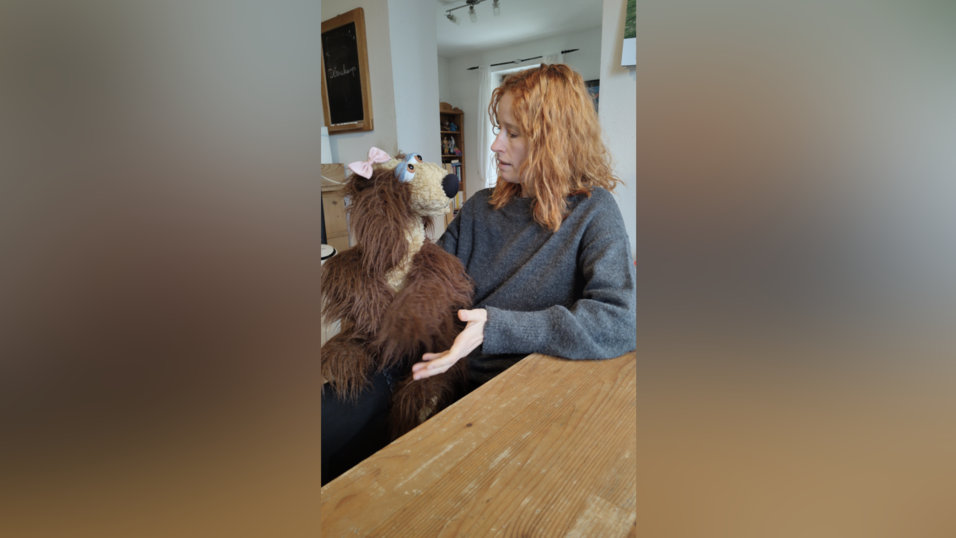 Tania Schnagl (rechts) spricht mit dem Star der Aufführung, Lotte. Tania Schnagl (rechts) spricht mit dem Star der Aufführung, Lotte.