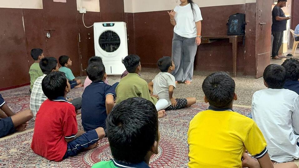 Kinder sitzen im Unterricht in einer Unterkunft für Straßenkinder in Neu-Delhi. Kinder sitzen im Unterricht in einer Unterkunft für Straßenkinder in Neu-Delhi.