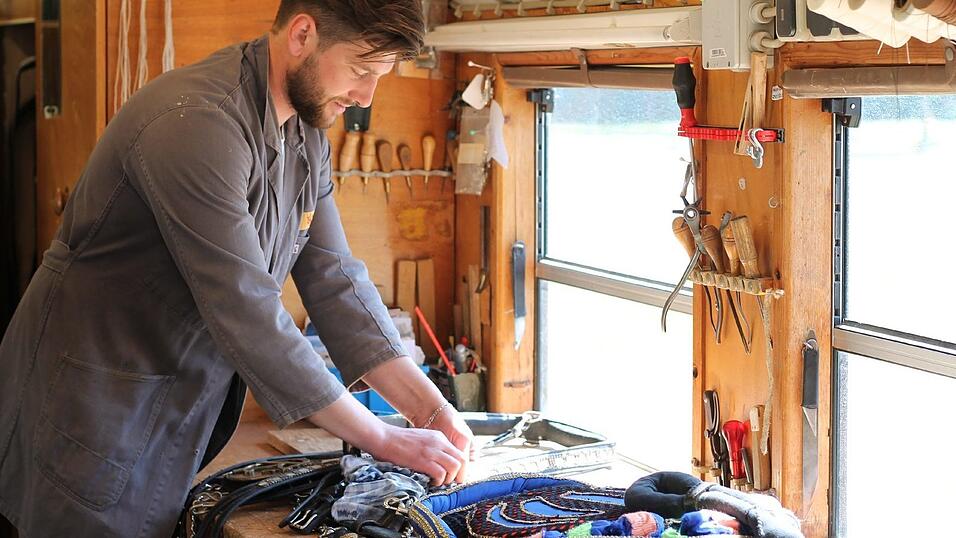 In der Sattlerei kümmert sich der 23-jährige Bobol Valer seit zweieinhalb Jahren um alles rund ums Leder. In der Sattlerei kümmert sich der 23-jährige Bobol Valer seit zweieinhalb Jahren um alles rund ums Leder.