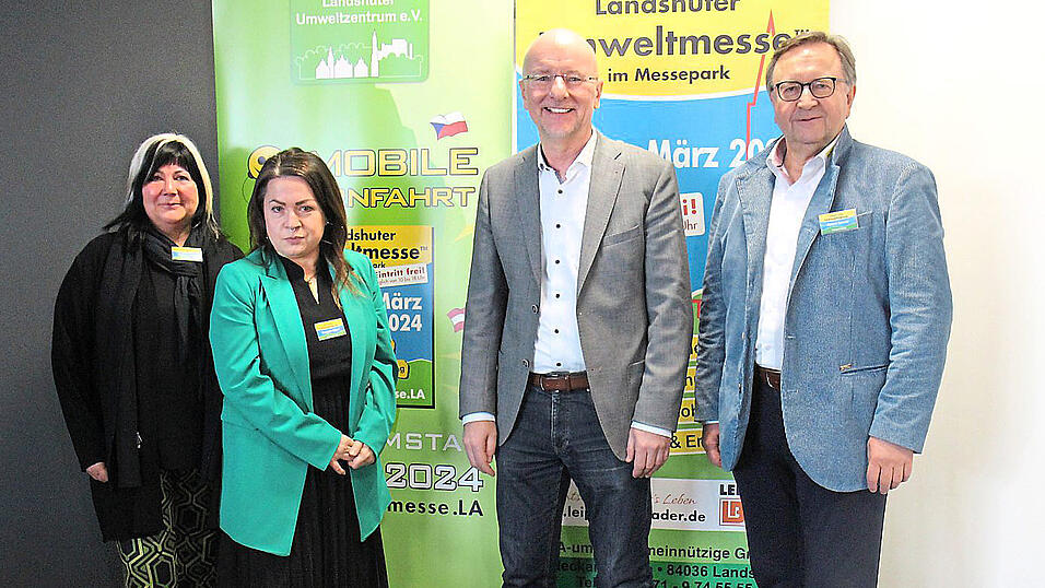 Sie freuen sich auf die bevorstehende Messe: LA-Umwelt-Geschäftsführerin Andrea Lapper (v.li) , Ausstellerbetreuerin Stefanie Möller und LA-Umwelt-Geschäftsführer Rudolf Schnur zusammen mit Schirmherr und Oberbürgermeister Alexander Putz (3.v.li.) Sie freuen sich auf die bevorstehende Messe: LA-Umwelt-Geschäftsführerin Andrea Lapper (v.li) , Ausstellerbetreuerin Stefanie Möller und LA-Umwelt-Geschäftsführer Rudolf Schnur zusammen mit Schirmherr und Oberbürgermeister Alexander Putz (3.v.li.)