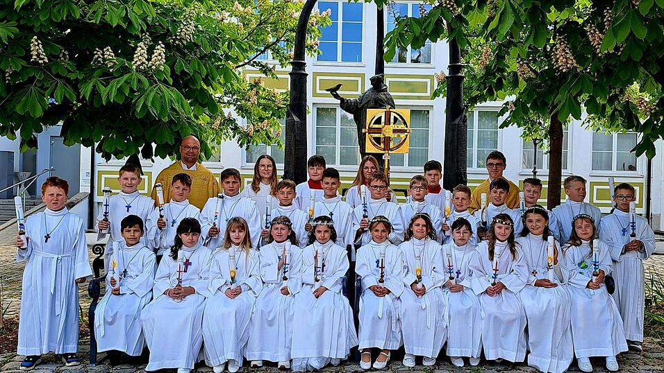 Die Gruppe 1 der Grundschule Bad K&ouml;tzting, zusammen mit Pfarrer Thomas Winderl, Kaplan Michael Steinhilber und Pastoralassistentin Nadine Brunner