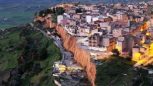 Nach schweren Unwettern droht in Niscemi ein Erdrutsch Teile eines Wohngebiets mitzurei&szlig;en.