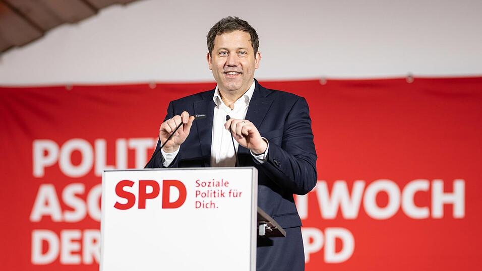 Lars Klingbeil sprach am Politischen Aschermittwoch der Bayern-SPD in Vilshofen. Das Interview fand vor der Veranstaltung statt.