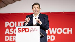 Lars Klingbeil sprach am Politischen Aschermittwoch der Bayern-SPD in Vilshofen. Das Interview fand vor der Veranstaltung statt.