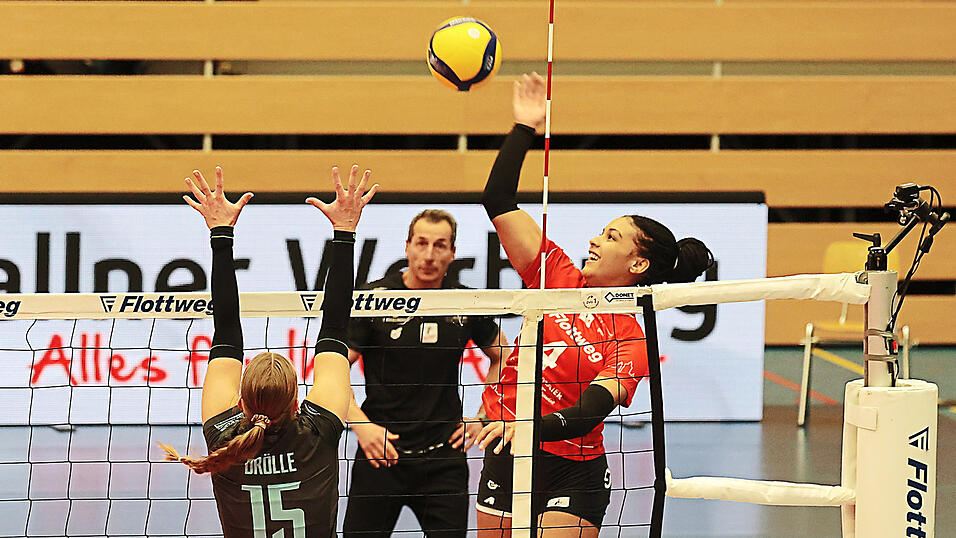 Das macht Spa&szlig;: Die Roten Raben Vilsbiburg eilen weiter von Sieg zu Sieg. Auch, weil das Team von Coach Guillermo Gallardo (hinten) einfach abgezockt ist. Im zweiten Abschnitt verwandelte etwa Jeannette Huskic (rechts) den zweiten Satzball zum 26:24.