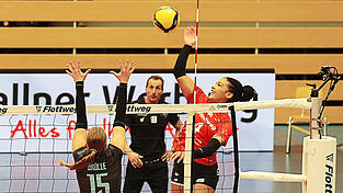 Das macht Spa&szlig;: Die Roten Raben Vilsbiburg eilen weiter von Sieg zu Sieg. Auch, weil das Team von Coach Guillermo Gallardo (hinten) einfach abgezockt ist. Im zweiten Abschnitt verwandelte etwa Jeannette Huskic (rechts) den zweiten Satzball zum 26:24.