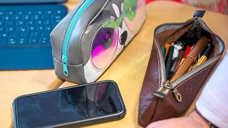 F&uuml;r Unterrichtszwecke bleiben Smartphones an bayerischen Schulen erlaubt. Auch in Notf&auml;llen bleiben Ausnahmen m&ouml;glich.