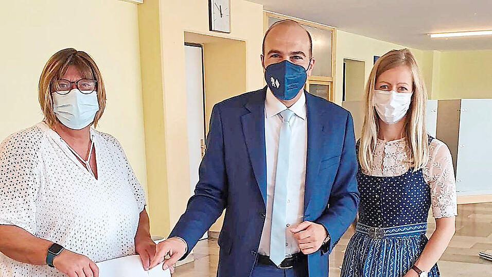 Der alte und neue CSU-Bundestagsabgeordnete Florian O&szlig;ner ging mit seiner Ehefrau Irmi (r.) am Sonntagvormittag nach dem Kirchgang in seiner Heimatgemeinde Velden zum W&auml;hlen.