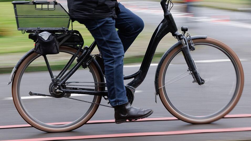 Eine lebensgefährlich verletzte Pedelecfahrerin wurde vom Rettungsdienst ins Klinikum gebracht. (Symbolbild)
