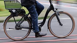 Eine lebensgefährlich verletzte Pedelecfahrerin wurde vom Rettungsdienst ins Klinikum gebracht. (Symbolbild)