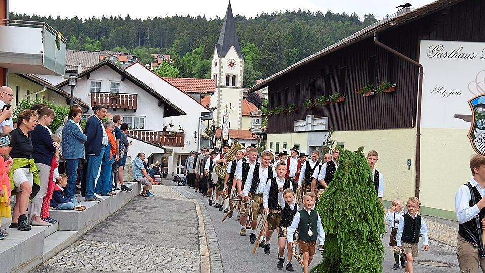 Der Start des Festzugs beim Englmarisuchen - dem „höchsten Ortsfeiertag“ der Gemeinde, wie Bürgermeister Piermeier sagt. Seit 2020 sind die Feierlichkeiten auch als immaterielles Kulturerbe Bayerns ausgezeichnet. Der Start des Festzugs beim Englmarisuchen - dem „höchsten Ortsfeiertag“ der Gemeinde, wie Bürgermeister Piermeier sagt. Seit 2020 sind die Feierlichkeiten auch als immaterielles Kulturerbe Bayerns ausgezeichnet.