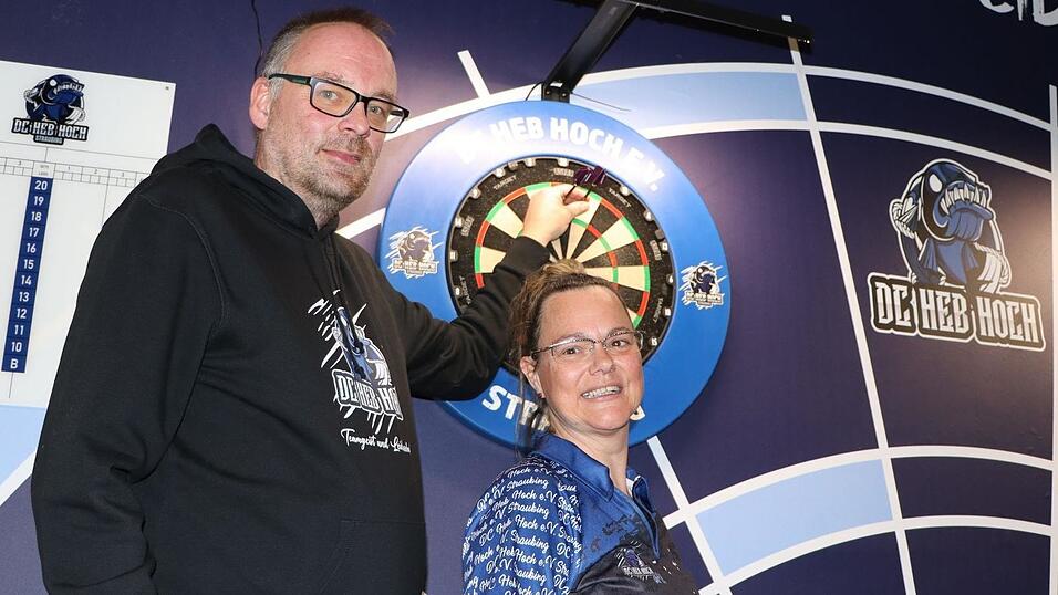 Sebastian Hielscher (Vorsitzender) und Ehefrau Bianca (Kassenwartin) vom DC Heb Hoch freuen sich auf den 1. Straubinger Charity Steeldart Cup.