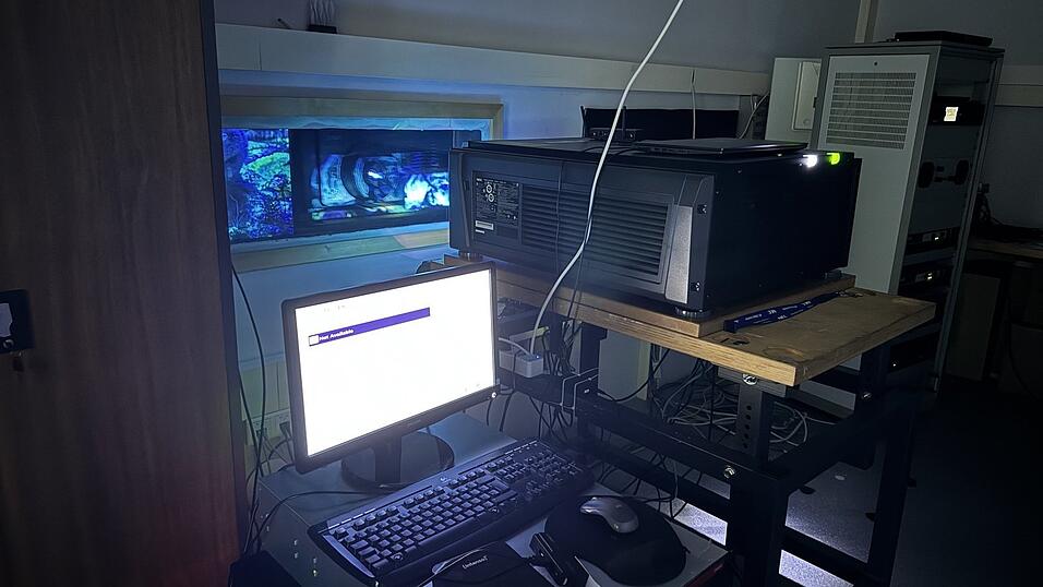 Der neue Laserprojektor er&ouml;ffnet ungeahnte M&ouml;glichkeiten - insbesondere bei 3D-Filmen. 88.000 Euro hat die neue Technik gekostet.