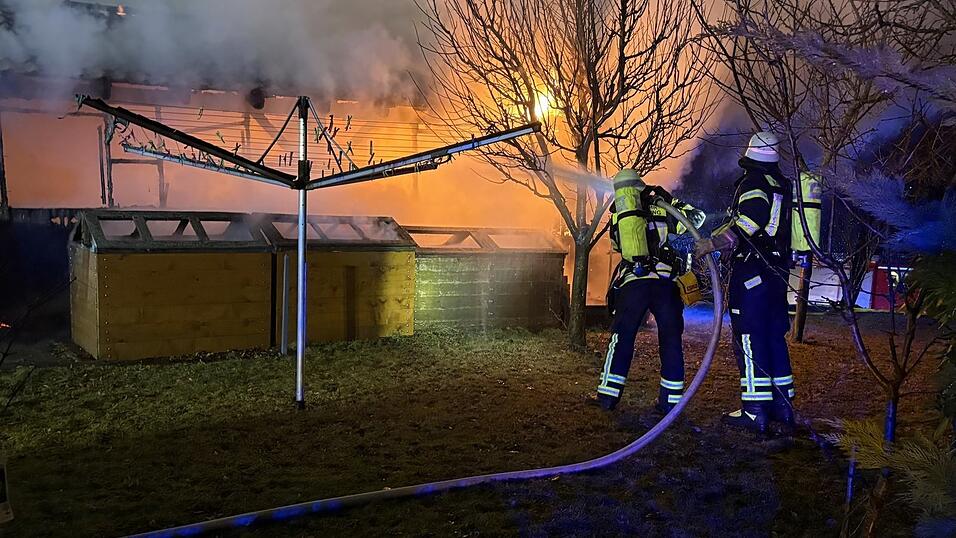 Zu Beginn der L&ouml;schma&szlig;nahmen wurden die Atemschutzger&auml;tetr&auml;ger mit Wasser aus den L&ouml;schfahrzeugen versorgt.