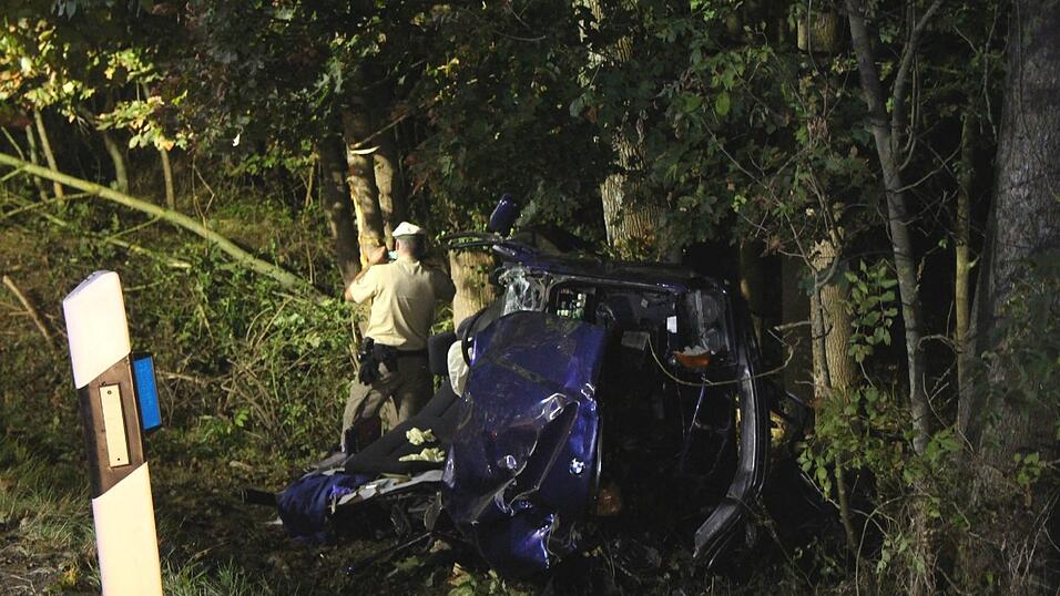 Eine 18-jährige Fahranfängerin wurde in diesem Wrack eingeklemmt. Der Unfall ereignete sich auf der Kreisstraße R6 zwischen Wenzenbach und Bernhardswald.