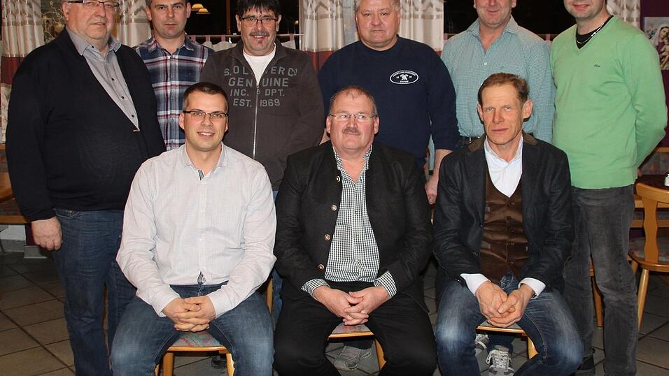 Die neue Vorstandschaft (vorne v. l.) Markus Daschinger, Franz Heilmaier, Thomas Reiter, (hinten v. r.) Martin Bauer junior, Christian Faltlhauser, Sebastian Gumberger, Georg Böck und Albert Deutinger junior sowie Bürgermeister Peter P. Deimel. Die neue Vorstandschaft (vorne v. l.) Markus Daschinger, Franz Heilmaier, Thomas Reiter, (hinten v. r.) Martin Bauer junior, Christian Faltlhauser, Sebastian Gumberger, Georg Böck und Albert Deutinger junior sowie Bürgermeister Peter P. Deimel.