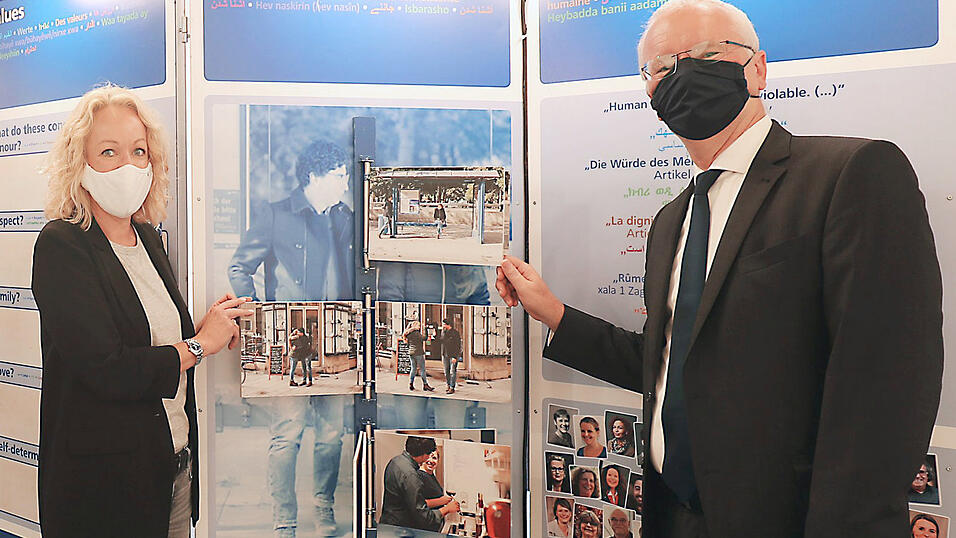 Wie spreche ich jemanden an, der mir gef&auml;llt ? In der Ausstellung 'Leben. Lieben. Mensch sein' gibt es auch hierf&uuml;r Hilfestellung, wie Stefanie Sch&uuml;&szlig;ler von der Fala und Oberb&uuml;rgermeister Alexander Putz zeigen