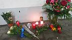 Blumen und Kerzen erinnern in einer Regensburger Tiefgarage an die 19-Jährige, die hier Anfang Mai tot im Kofferraum ihres Wagens gefunden wurde. Der gewaltsame Tod der jungen Frau hat in der Region für große Bestürzung und Anteilnahme gesorgt.