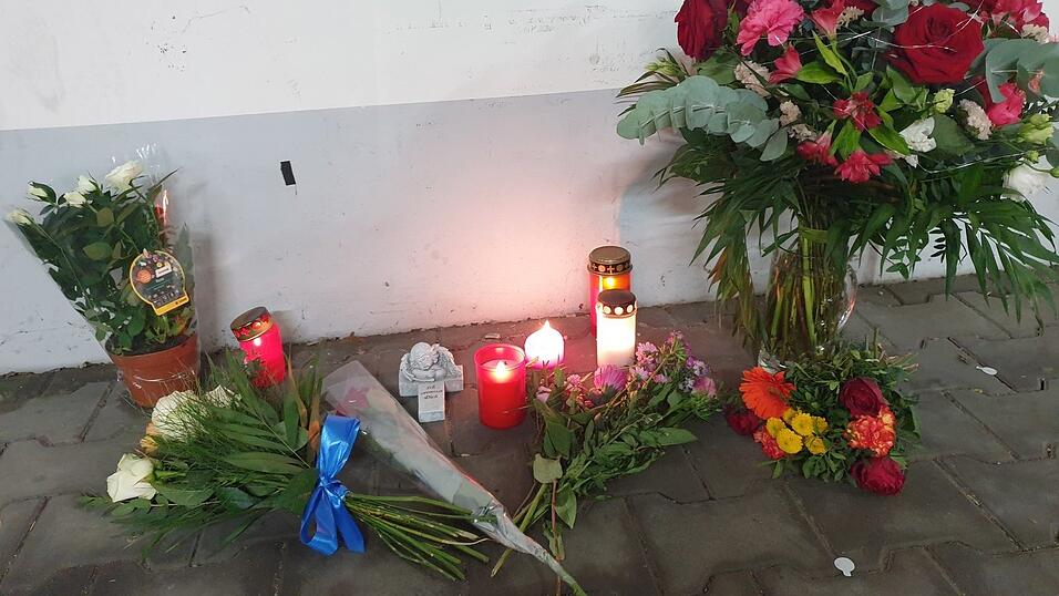 Blumen und Kerzen erinnern in einer Regensburger Tiefgarage an die 19-Jährige, die hier Anfang Mai tot im Kofferraum ihres Wagens gefunden wurde. Der gewaltsame Tod der jungen Frau hat in der Region für große Bestürzung und Anteilnahme gesorgt.