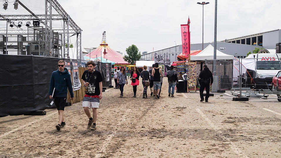 Auf dem Campingplatz lassen es die Pfingst-Open-Air-Besucher richtig krachen, aufgenommen von Regina Hölzel am Freitag. Auf dem Campingplatz lassen es die Pfingst-Open-Air-Besucher richtig krachen, aufgenommen von Regina Hölzel am Freitag.