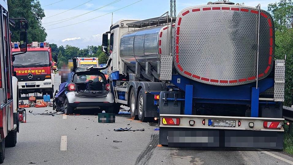 Der Kleinwagen geriet auf die Gegenfahrbahn und krachte frontal in den Sattelzug.