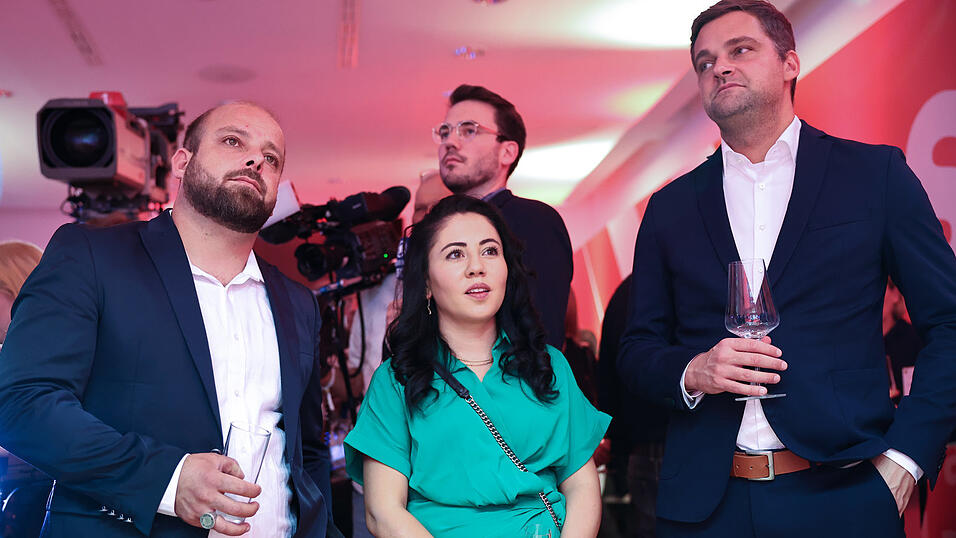 Anhänger der SPD reagieren bei der Wahlparty nach der Bekanntgabe der ersten Prognose zur Landtagswahl in Bayern.