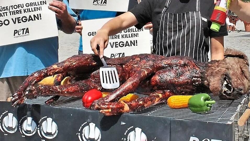 Schon vor Jahren wurde in der Deggendorfer Innenstadt ein 'Hund' von PETA gegrillt. Auch beim Schweinegrillfest in Viechtach ist eine derartige Aktion geplant.