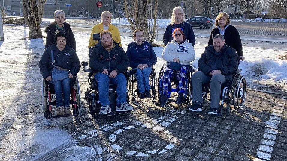 Die Rollstuhlfahrer von den &bdquo;Rolli Tigers&ldquo; sind stinksauer: Immer wieder werden die Behindertenparkpl&auml;tze beim Eisstadion von Falschparkern blockiert.