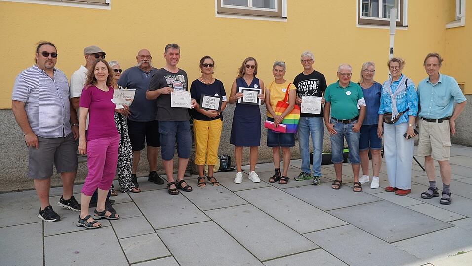 Die „Omas gegen Rechts“ und auch einige weitere Teilnehmer bei der Mahnwache vor dem Landauer Rathaus. Das Datum war nicht zufällig gewählt. Die „Omas gegen Rechts“ und auch einige weitere Teilnehmer bei der Mahnwache vor dem Landauer Rathaus. Das Datum war nicht zufällig gewählt.