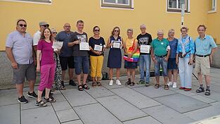 Die „Omas gegen Rechts“ und auch einige weitere Teilnehmer bei der Mahnwache vor dem Landauer Rathaus. Das Datum war nicht zufällig gewählt. Die „Omas gegen Rechts“ und auch einige weitere Teilnehmer bei der Mahnwache vor dem Landauer Rathaus. Das Datum war nicht zufällig gewählt.